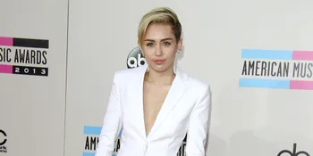Miley Cyrus Ketahuan Lepas Celana di Bawah Pohon