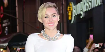 Miley Cyrus Pajang Foto Mesra Bareng Michael Jackson?