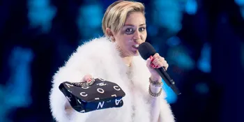 Miley Cyrus Sangkal Ajak Joe Jonas Hisap Ganja Bareng!