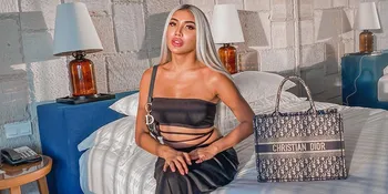 Millen Cyrus Pose Pakai Lingerie Transparan, Netizen Curiga Sudah Operasi Kelamin