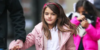 Mini Dress Ini Bikin Suri Cruise Makin Cantik &#38; Menggemaskan