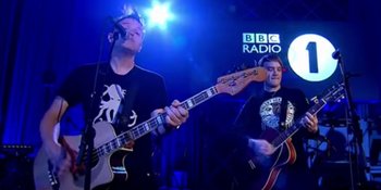 Minus Travis Barker, Blink 182 Masih Asik Dalam Format Akustik