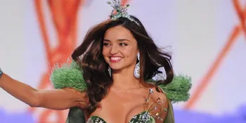 Yuk Intip Miranda Kerr Berenang Tanpa Baju!