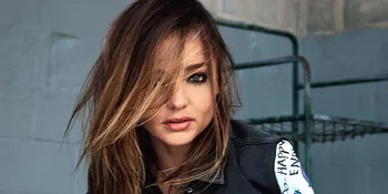 Miranda Kerr Tampil Seksi Dengan Perut Six-Packs
