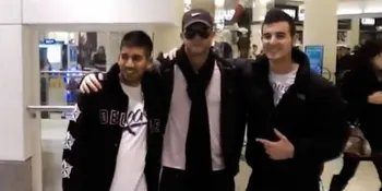 Mirip Ashton Kutcher, Pria Ini Laris Permintaan Foto Bareng