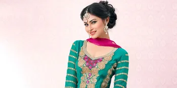 Bikin Penasaran, Kala Tangan Mouni Roy Dipegang Seorang Pria