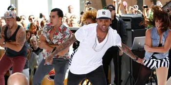 Mobil Mogok, Chris Brown Naik Bus Bersama Gadis-Gadis Cantik