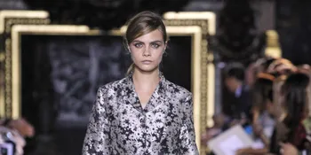 Model-Model Seksi Ini Berpose Mesra di Atas Tempat Tidur