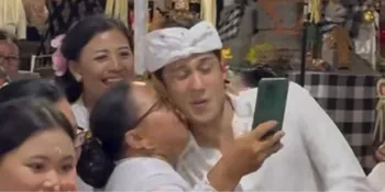 Momen Antonio Blanco Jr Ketika Dicium Ibu-ibu di Bali Usai Dimintai Foto Bareng, Hanya Bisa Pasrah dan Ucap &#8216;Suksma&#8217;