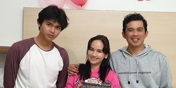 Momen Bahagia di Hari Ultah Angelica Simperler, Dapat Kejutan Kue Ultah dari Anak Sambungnya