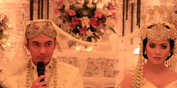 Momen Bahagia Kelahiran Buah Hati Zumi Zola