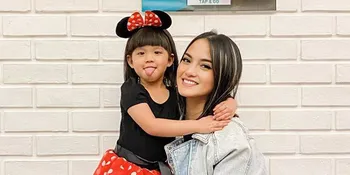 Momen Haru Saat Ririn Ekawati Ajak Anaknya ke Makam Almarhum Suami, Nangis Nggak Mau Pulang