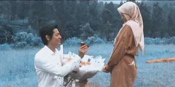 Momen Kejutan Manis Roger Danuarta Lamar Cut Meyriska