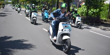 Momen Keseruan Andre Taulany dan Surya Insomnia Touring Motor Listrik Electrum di Bali