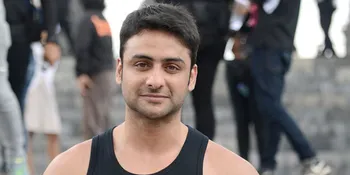 Momen Manis Bikin Iri, Rohit Bhardwaj Cium Kening 'Princess' Ini