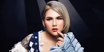 Momen Manis Evelyn Nada Anjani Dipakaikan Hijab Oleh Sang Kekasih, Bikin Fans Baper!