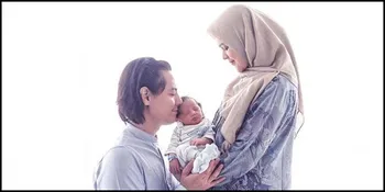 Momen Manis Roger Danuarta Ketiduran Posisi Duduk Sambil Gendong Anak