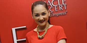 Mona Ratuliu Selalu Sedia Buah Kiwi Setiap Hari