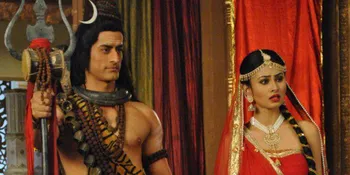 Mouni Roy Ultah, Mohit Raina Beri Kado Pelukan Romantis Mesra