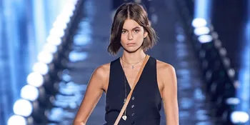 Muncul Tanpa Bra, Kaia Gerber Alami Nip Slip di Paris Fashion Week