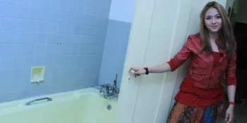 Nadia Vega Bantu Warga Bersihkan Sampah Sisa Banjir