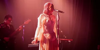 Nadin Amizah dan Hindia Sukses Bius Ratusan Fans di Konser Intimate Eksklusif