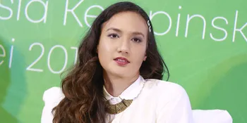 Nadine Chandrawinata Ajak Kaula Muda Tanam Pohon Mangrove