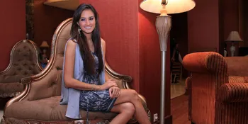 Nadine Chandrawinata Nongkrong Di Pinggir Sungai Mahakam