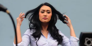 Nafa Urbach Selalu Awasi Anak Saat Pakai Gadget