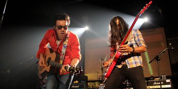Naif Kagumi Keberanian De Neno Rilis Album