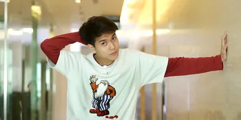 Naik KRL Untuk Promo 'MILEA', Iqbaal Ramadhan Mendapat Penjagaan Enam Bodyguard - Pakai Masker Bak Oppa Korea