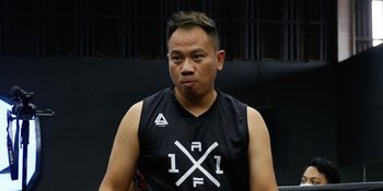 Naik Pitam Karena Dilempar Baju Ke Muka, Vicky Prasetyo Siap Hantam Aldi Taher di Ring Tinju HolyWings Sport Show