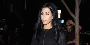 Naik Sepeda Pakai Bikini, Kourtney Kardashian Umbar Kemolekan
