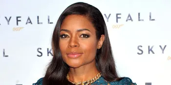 Naomi Harris Senang Tak Perlu Lakoni Adegan Ranjang di 'SKYFALL'