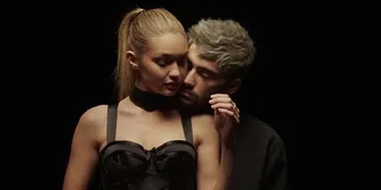 Nathan Hartono Cover 'Pillowtalk' Zayn Malik, Beda Banget!