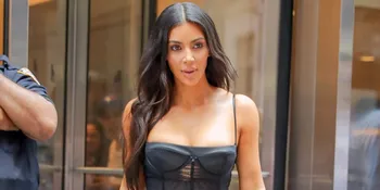 Nekat Pakai Bra Transparan, Kim Kardashian Bikin Gagal Fokus