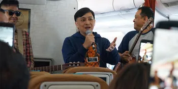 'Ngamen' di Dalam Pesawat, Yovie And His Friends Hibur Penumpang &#38; Awak Kabin