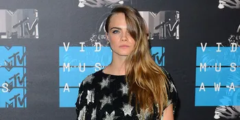 Ngedance di Atas Taksi, Cuma Cara Delevingne Jagonya