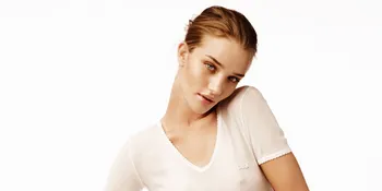 Ngeri, Rosie Huntington-Whiteley Muncul Dengan Kaki Berdarah