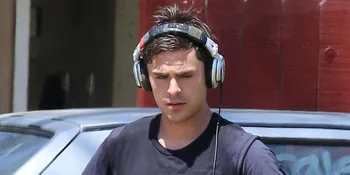 Ngeri! Zac Efron Pernah Berenang Bareng Hiu Buas