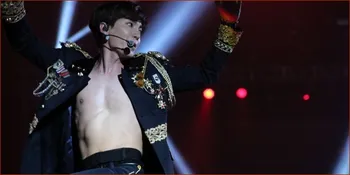 Nggak Move On, Leeteuk Nonton Mayweather vs Pacquiao di Mobil