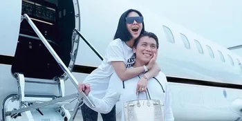 Nggak Bisa Jauh, Reino Barack Peluk Mesra Syahrini yang Lagi Sibuk Kerja
