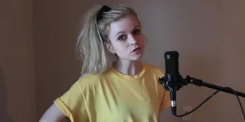 Nggak Cuma Cantik, YouTuber Ini Punya Suara Yang Lucu!