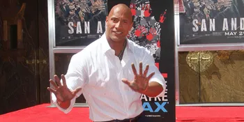 Nggak Kalah Jago Sama Musisi, Dwayne Johnson Gokil Main Ukulele