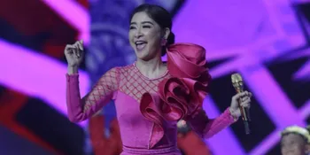 Nggak Mau Kalah Ikutan Pillow Challenge, Gaya Uut Permatasari Banyak Dipuji