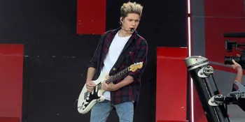 Nggak Pakai Baju, Niall Horan Tampil Lebih Wow!