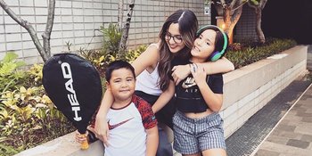 Nia Ramadhani Unggah Foto Bersama Suami dan Anak di Tepi Laut, Posisi Duduk Mikhayla Jadi Sorotan