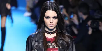 Niat Hati Pamer Sepatu, Kendall Jenner Malah Umbar Bagian Pribadi