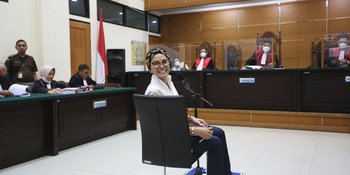 Nikita Mirzani Nangis Saat Bacakan Nota Pembelaan di Persidangan, Kutip Ayat Alquran