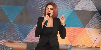 Nikita Mirzani 'Pelihara' 4 Bule Ganteng, Siapa Mereka?